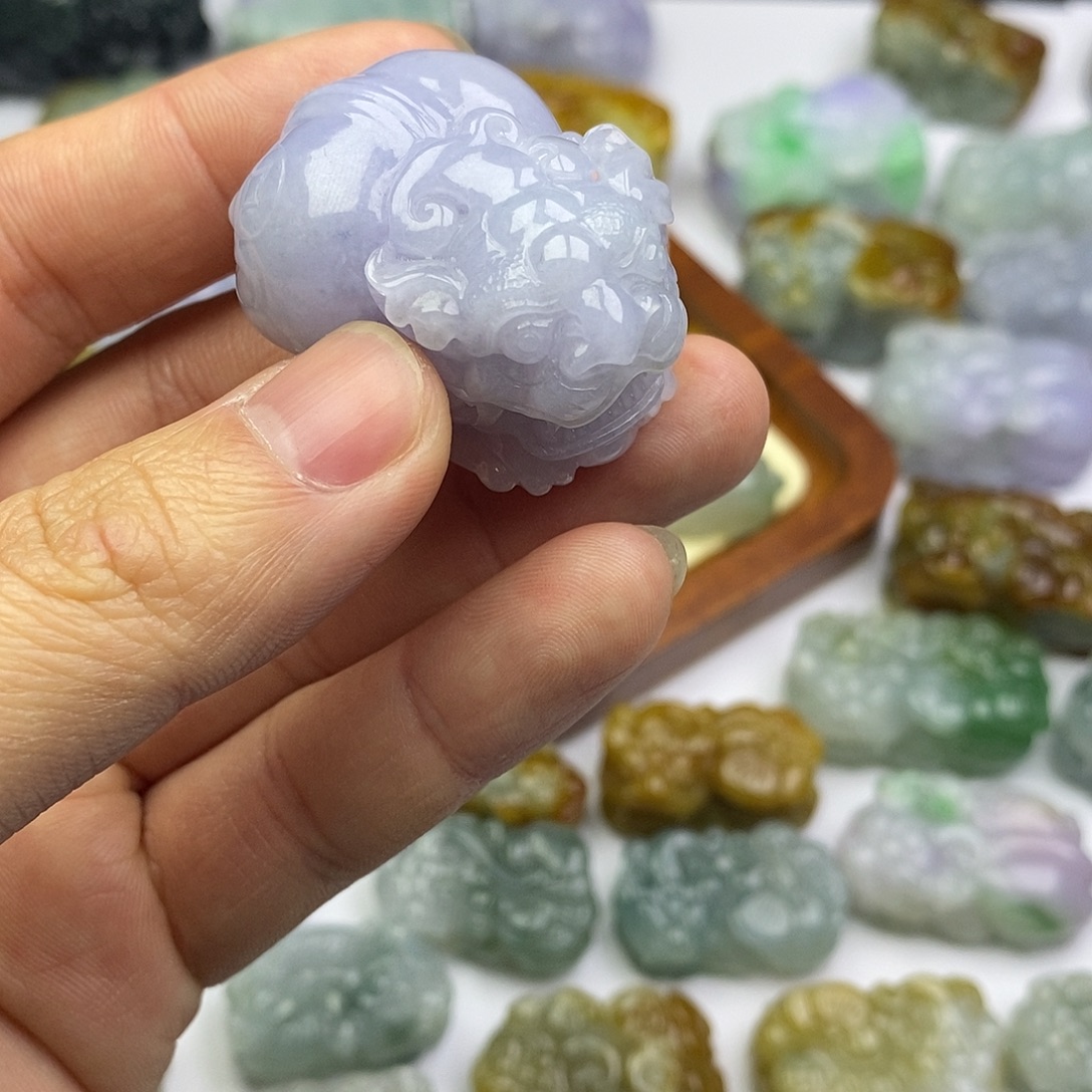 翡翠未镶嵌颈饰貔貅