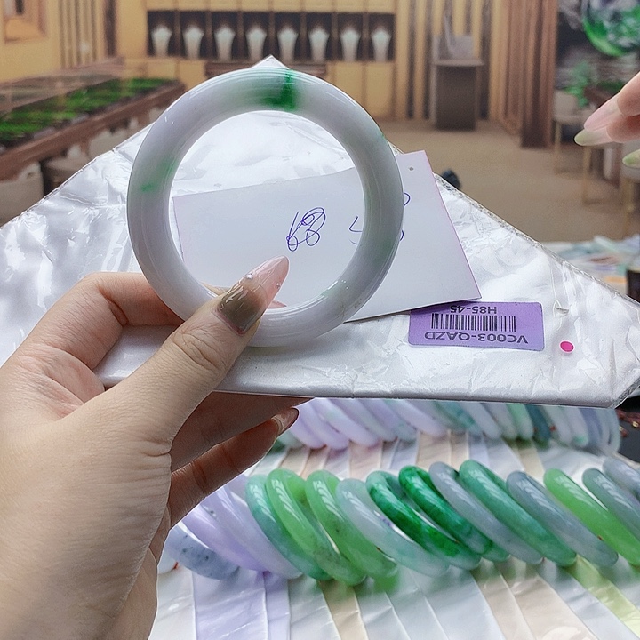 翡翠手镯未镶嵌tyiughhjhbhhjjh