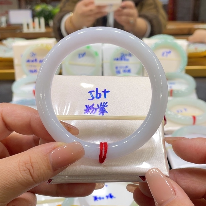 翡翠手镯未镶嵌翡翠