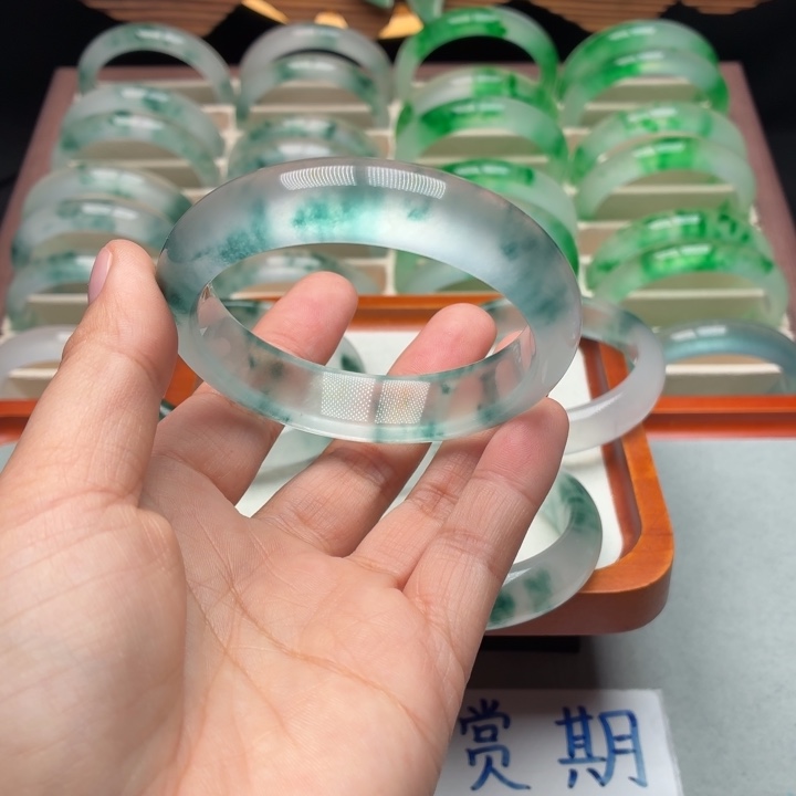 摇***树石英质玉未镶嵌手镯