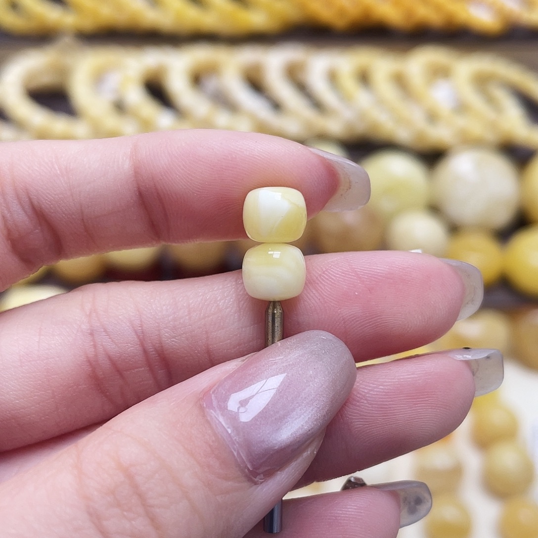 琥珀未镶嵌裸石7.5*6.5mm老型对珠瑕