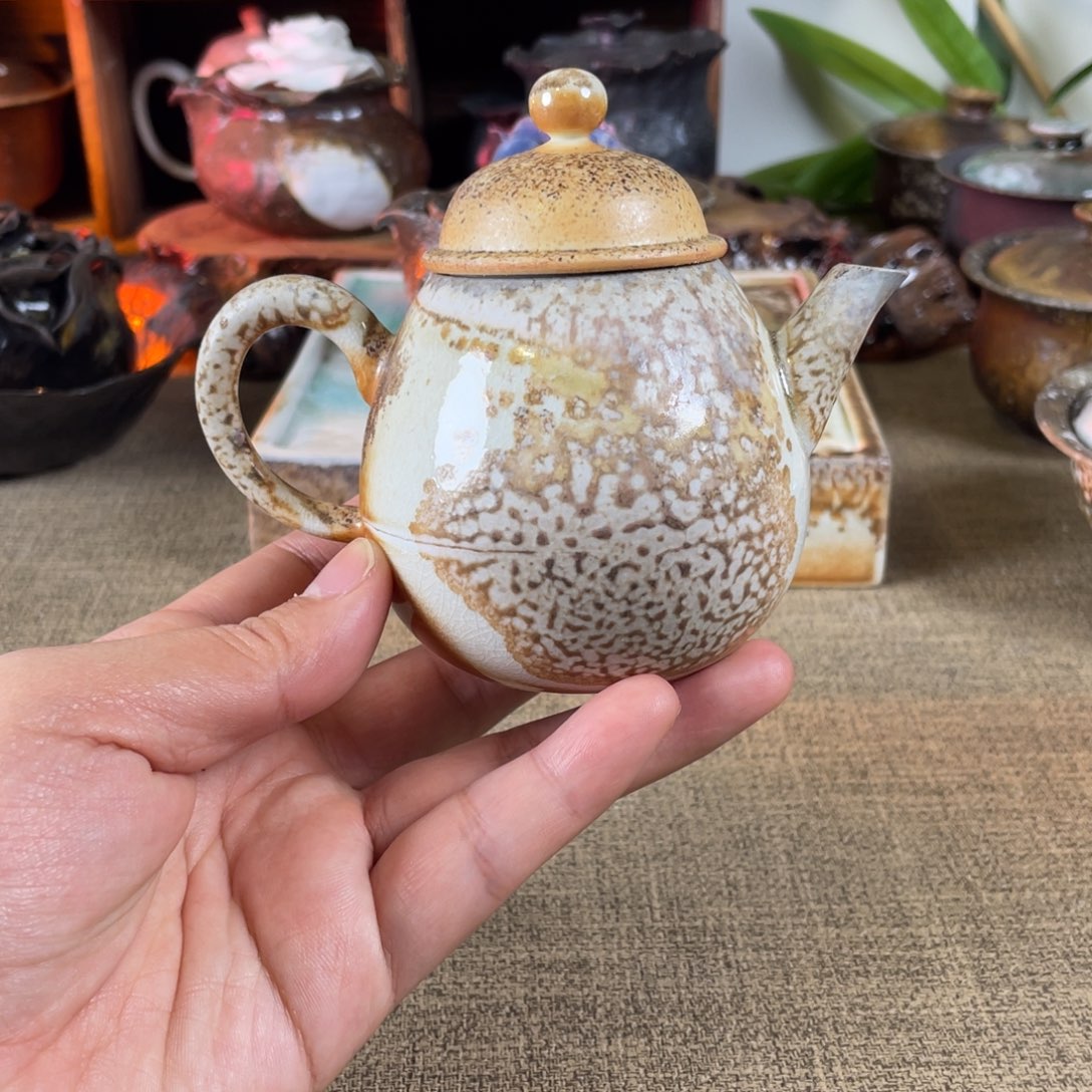 瓷片微瑕。 梨壶。     柴烧