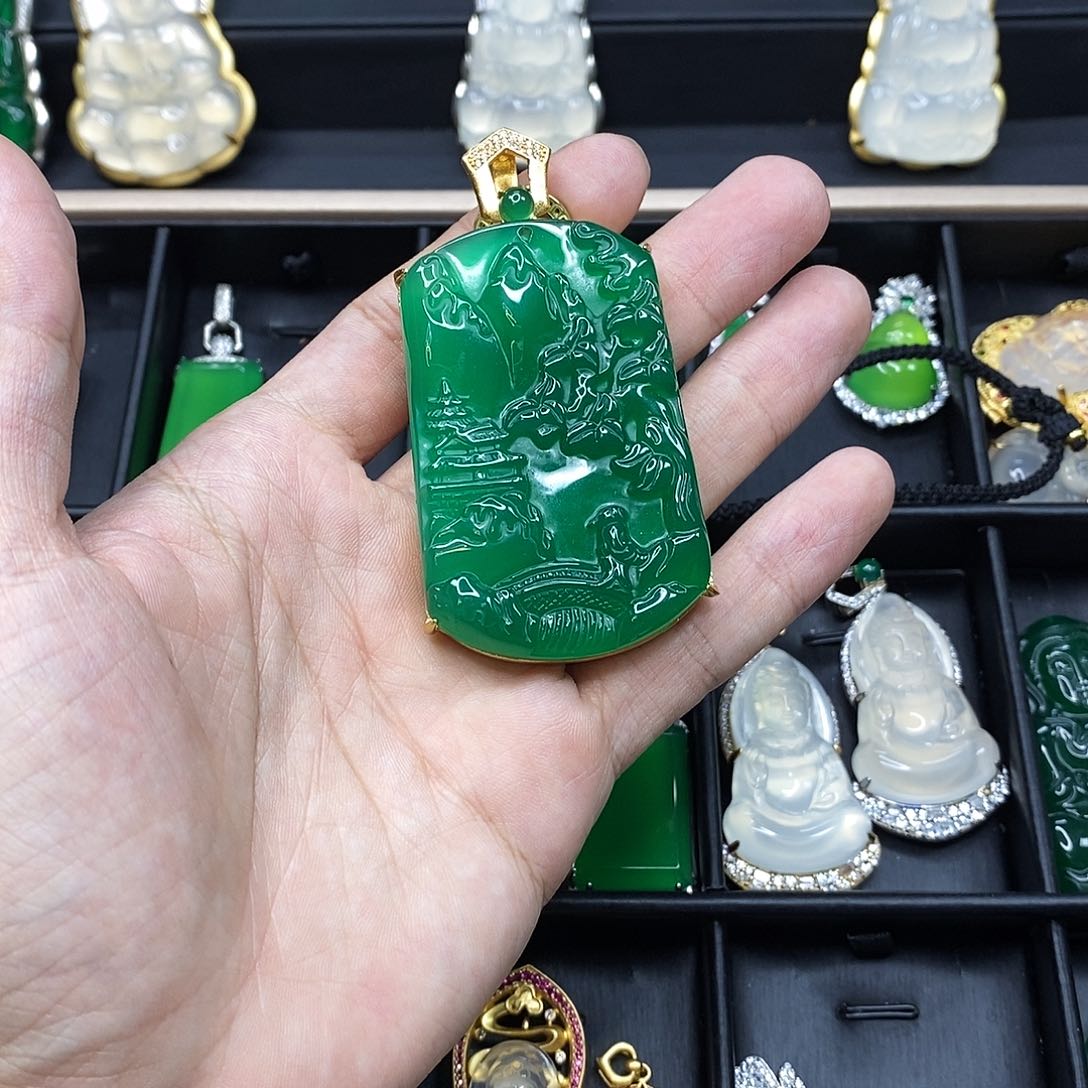 玛瑙/玉髓山水牌未镶嵌白****人