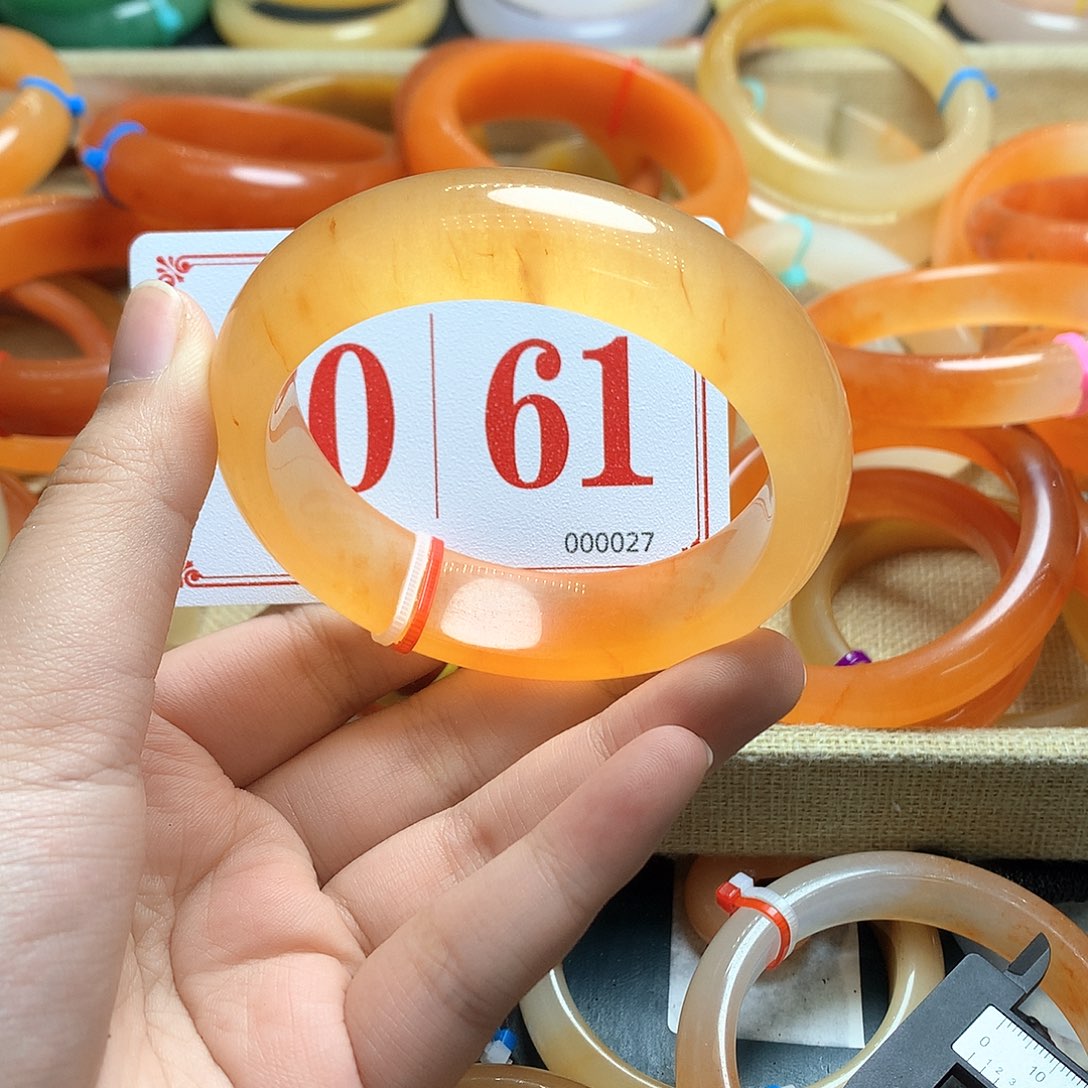 未镶嵌石英质玉（黄龙玉）手镯轻*