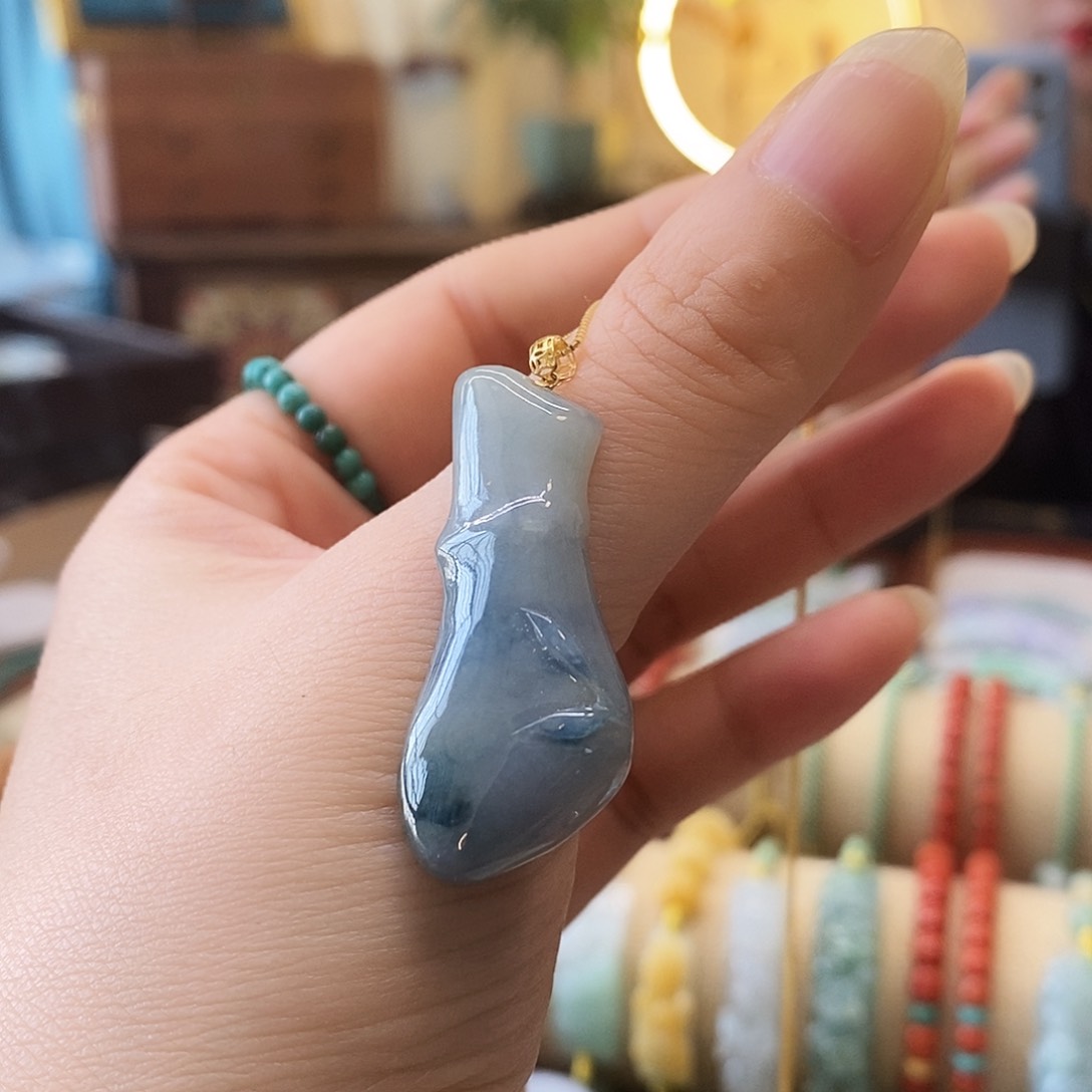 翡翠挂件18K金镶嵌翡翠挂件