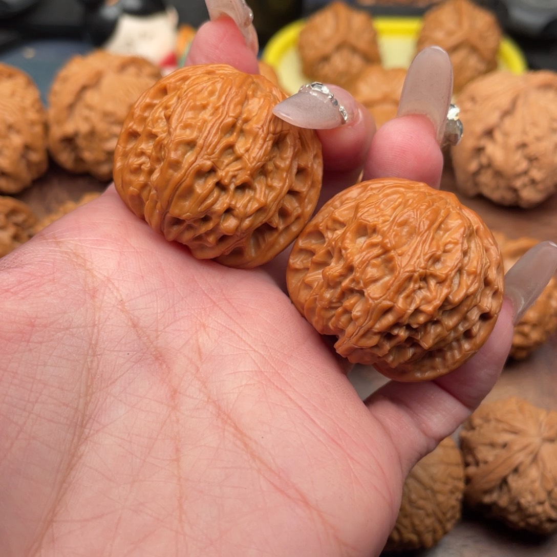 文玩核桃吊坠山地红皮磨36