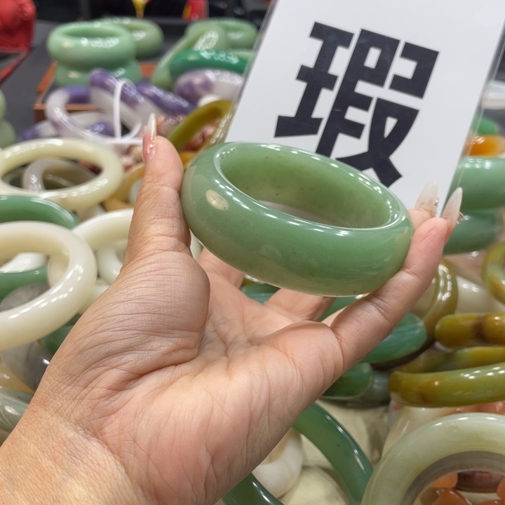 歌***亮石英质玉未镶嵌珠宝奇石