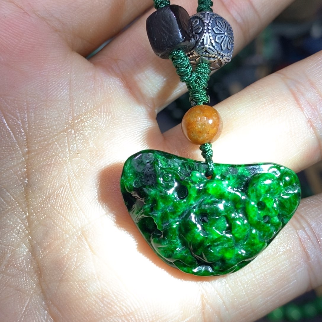 翡翠颈饰未镶嵌漂亮美眉