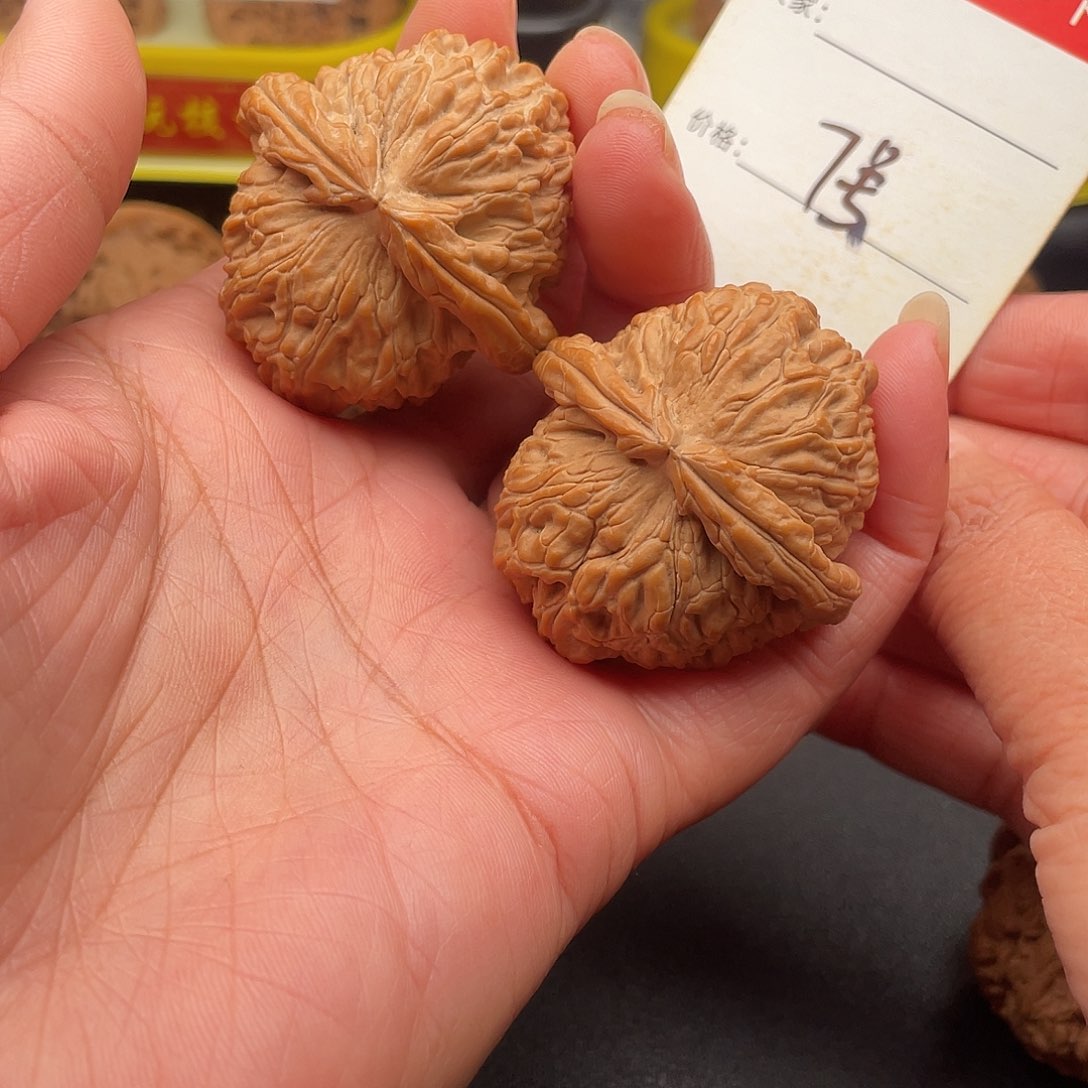 文玩核桃吊坠白狮子