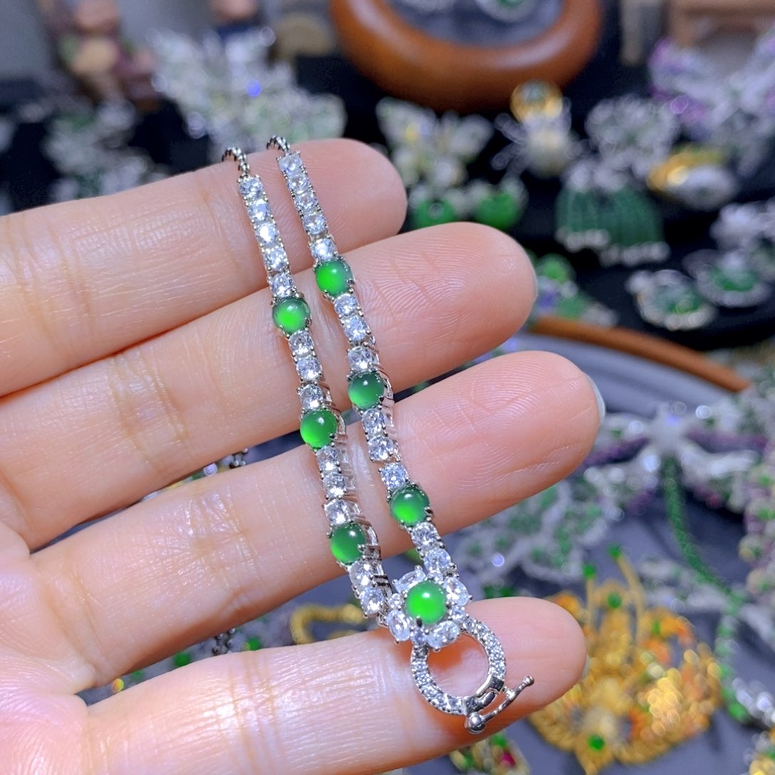 翡翠颈饰银S925镶嵌天然的翡翠