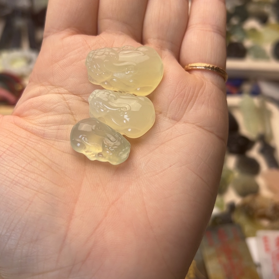 蛇纹石玉颈饰合金