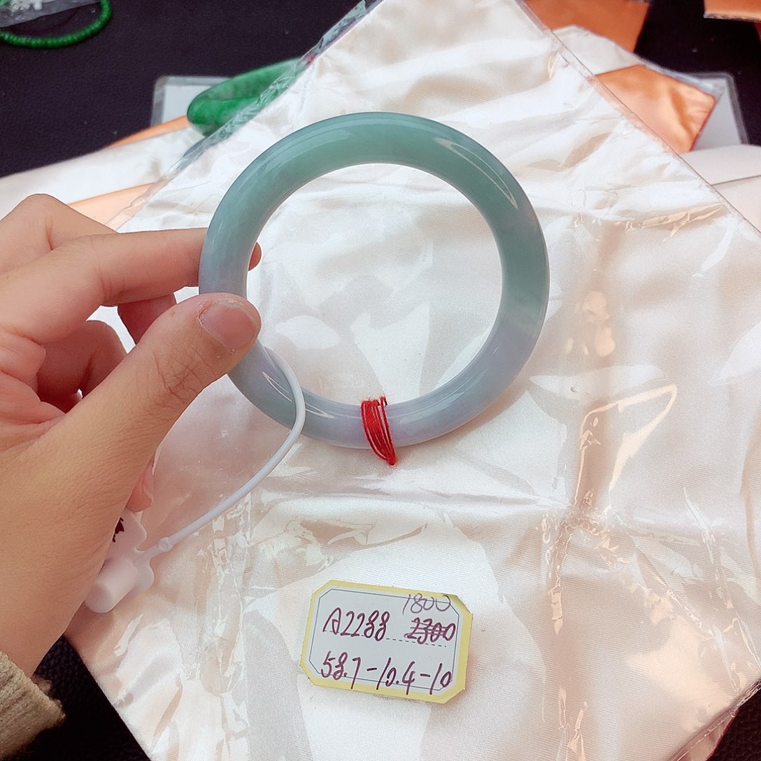 翡翠手镯未镶嵌翡翠