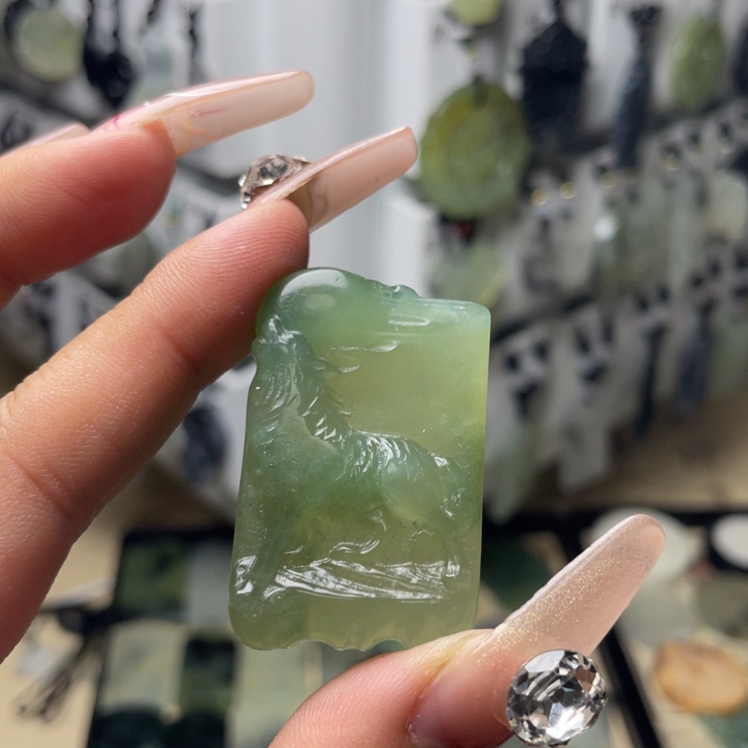 岫玉颈饰未镶嵌狼牌