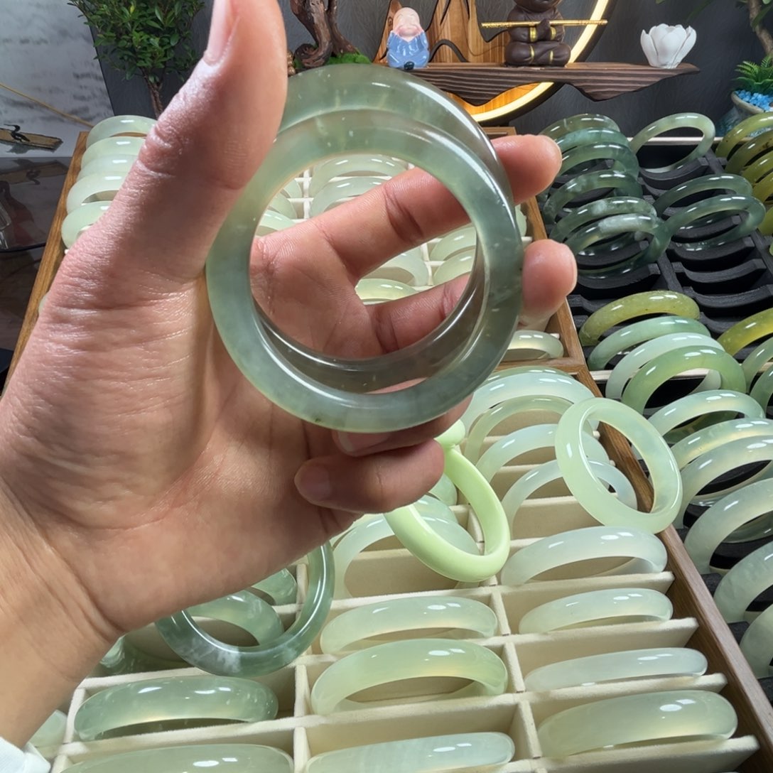 衣***金岫玉未镶嵌手镯2112111