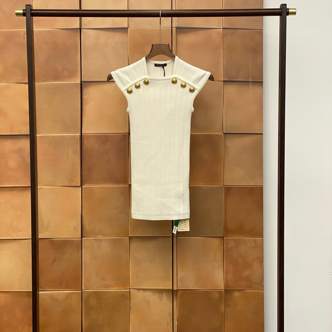 全新未使用 BALMAIN/巴尔曼 奶白色修身金扣针织连衣裙36码/29656