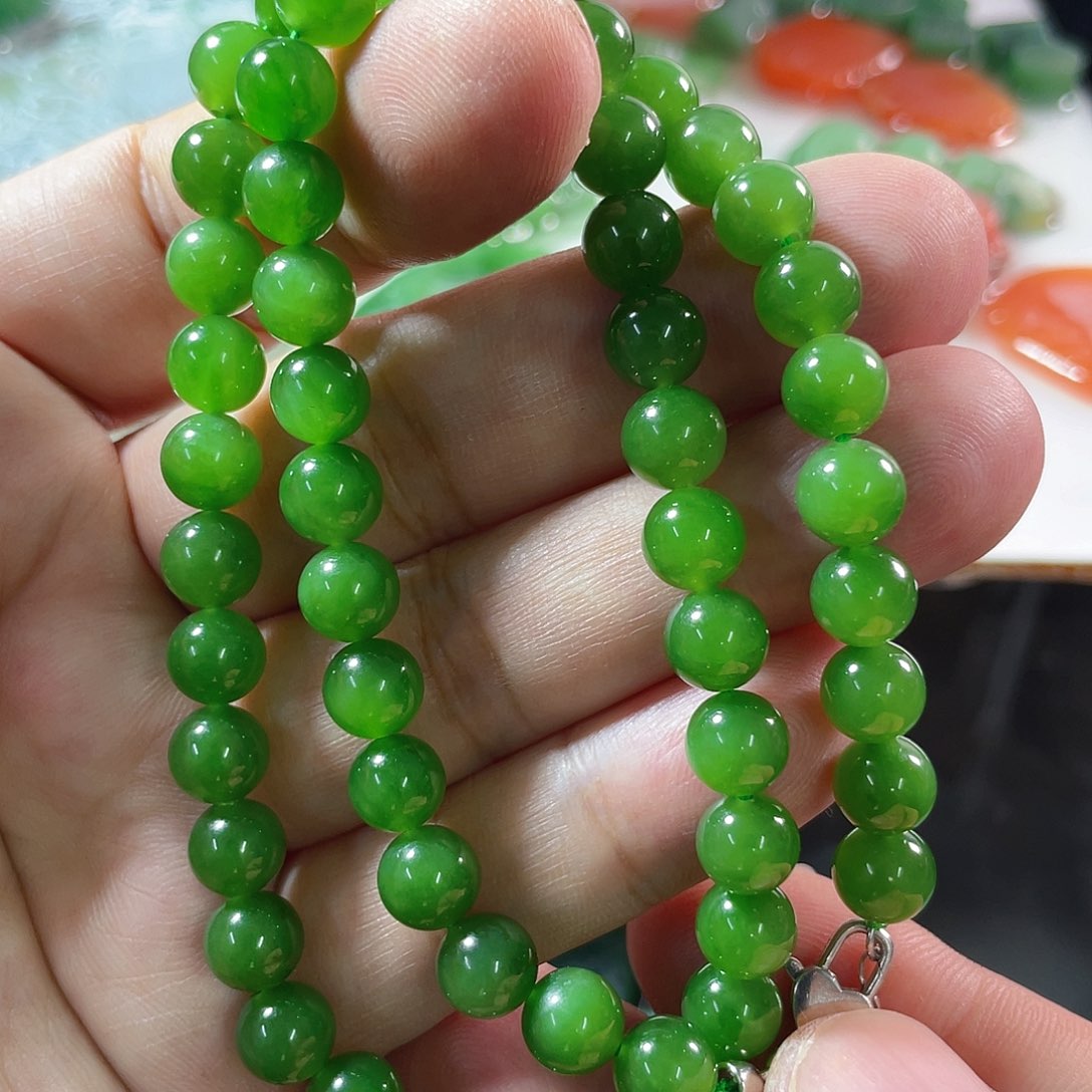 颈饰未镶嵌和田玉（碧玉）