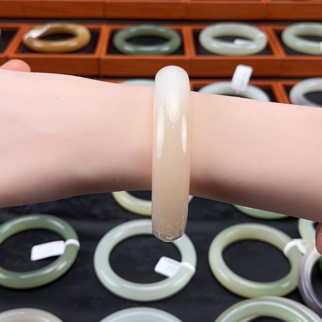 和田玉未镶嵌手镯