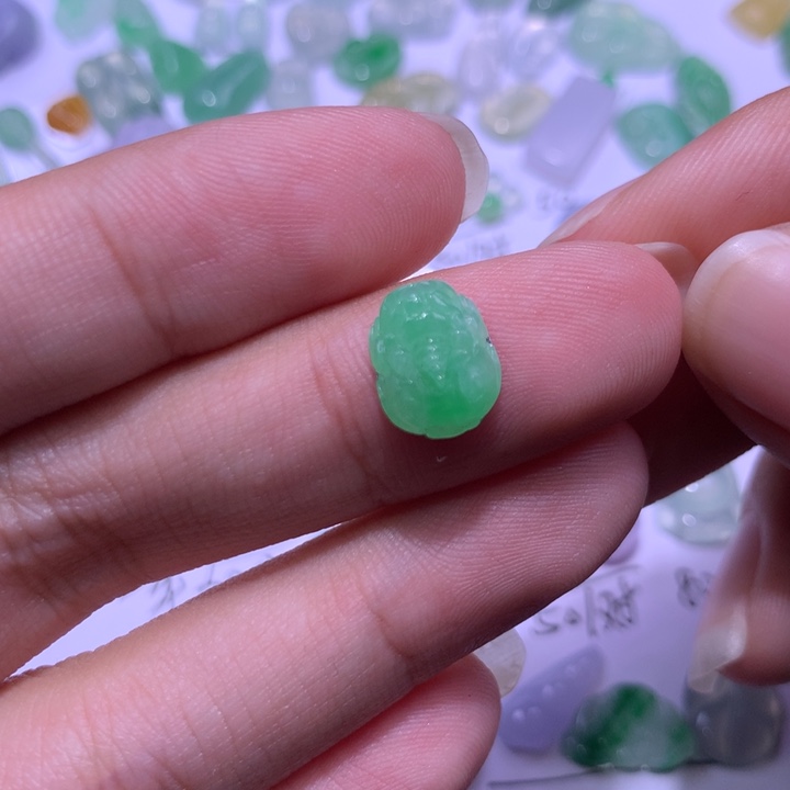 翡翠未镶嵌颈饰貔貅