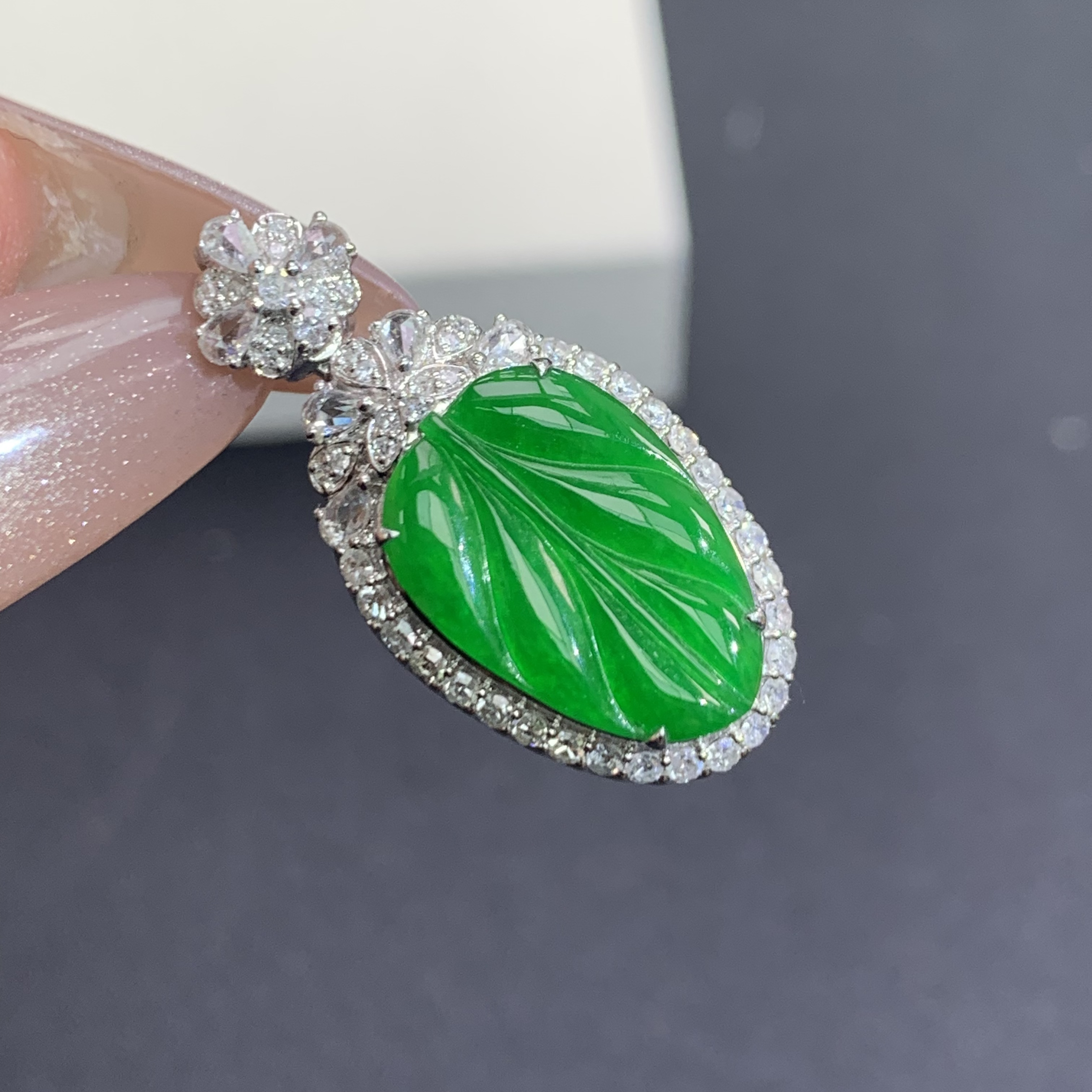 新品推荐·18k金浓阳绿叶子缅A翡翠玉石吊坠气质满绿轻奢