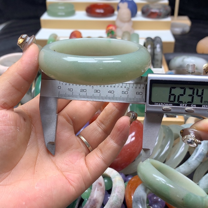 未镶嵌手镯石英质玉