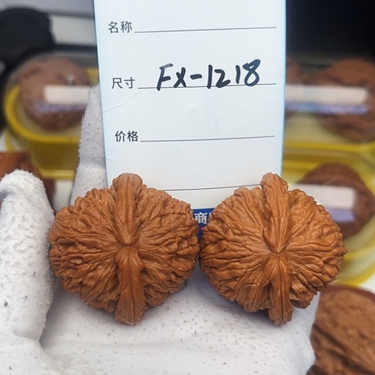 文玩核桃吊坠淡**静白狮子