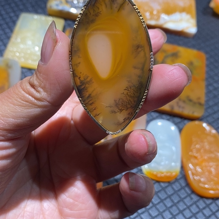 石英质玉（黄龙玉）未镶嵌颈饰