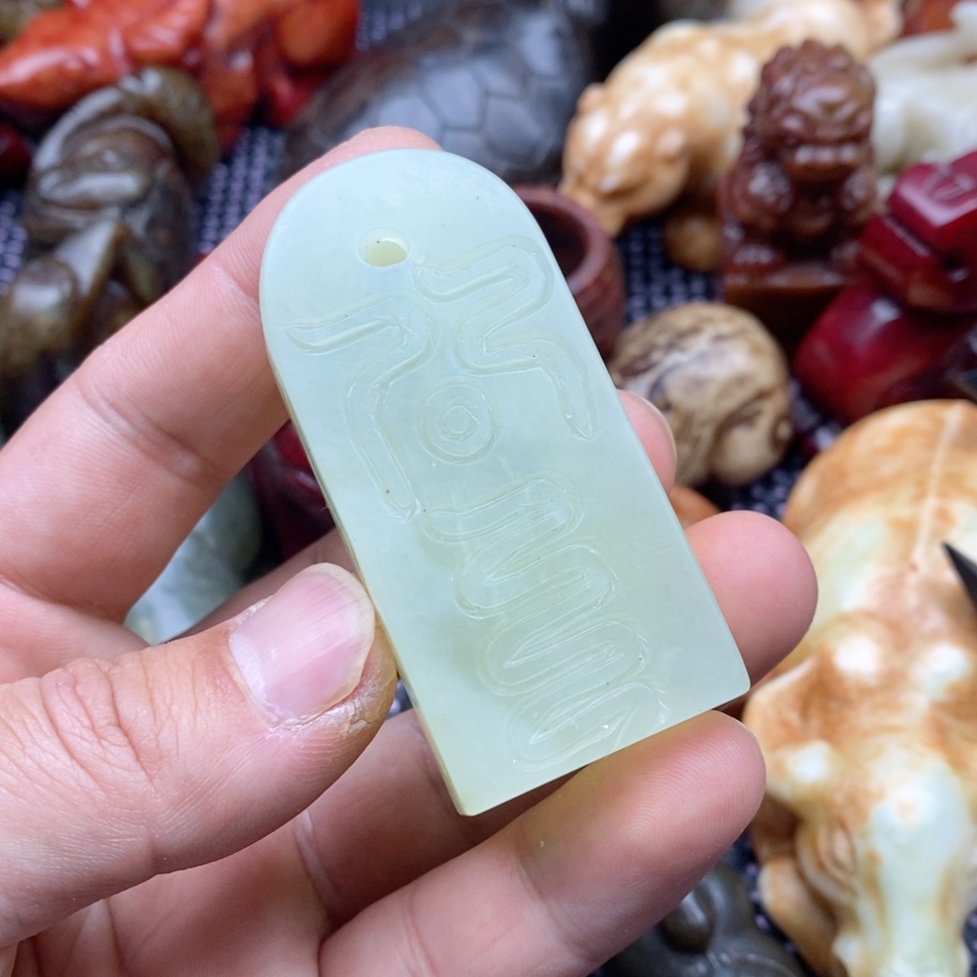 蛇纹石玉未镶嵌颈饰