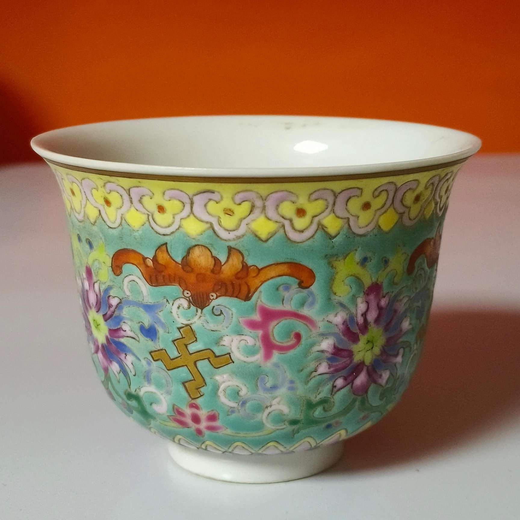 3574清晚期 粉彩蝠寿花卉纹压手杯