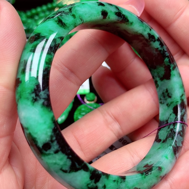 翡翠手镯未镶嵌翡翠手镯