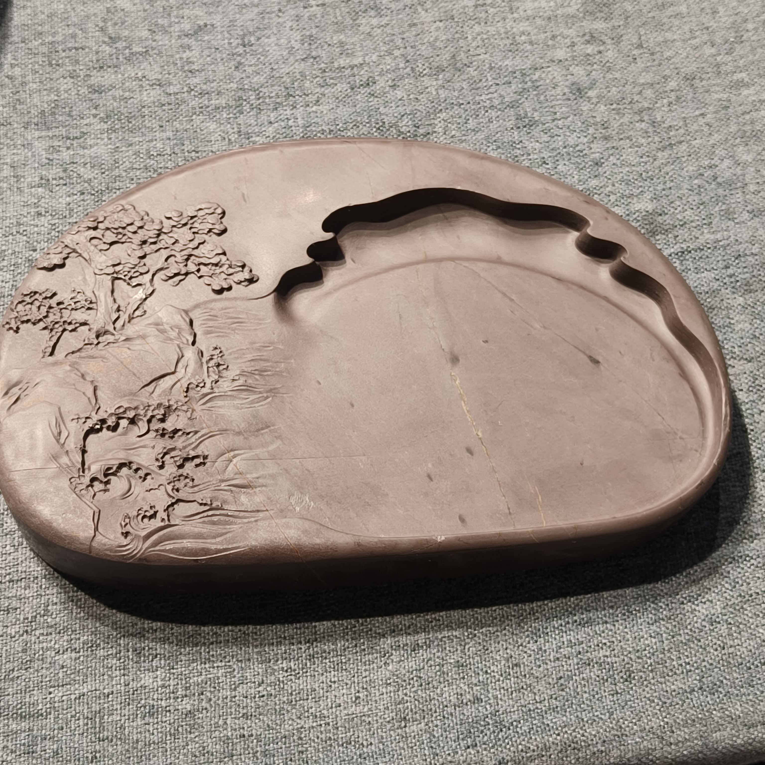 老坑洮砚，喇嘛崖鸊鷉血薄意山水浮雕砚，尺寸19.5*12.3*2.5厘米