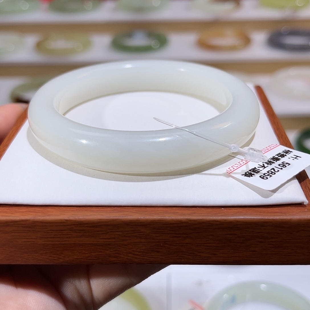 和田玉未镶嵌手镯且末白玉