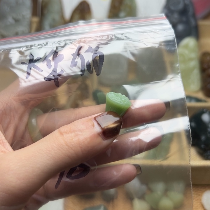 烨***猫和田玉未镶嵌颈饰