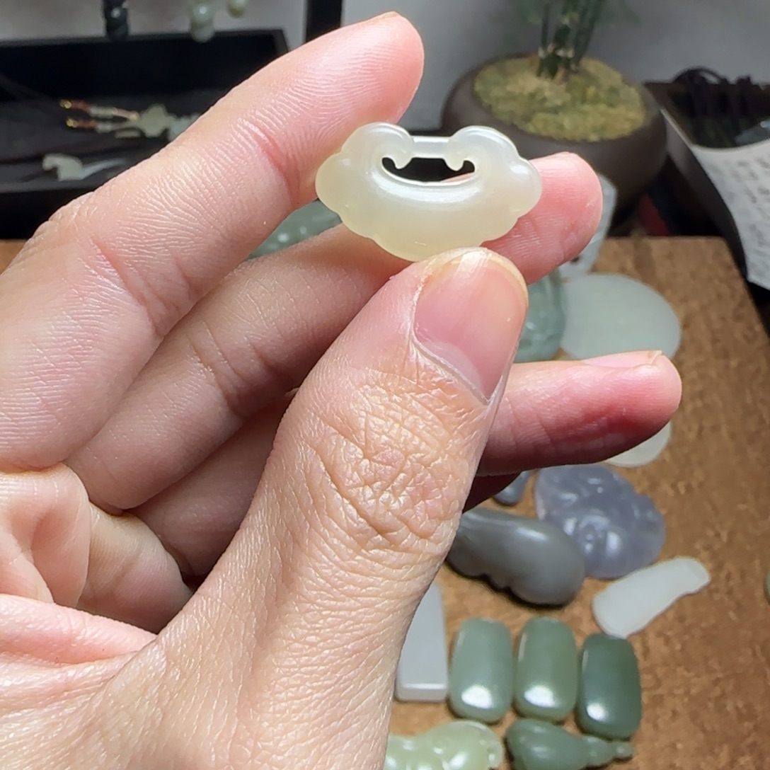 和田玉未镶嵌颈饰正常结构