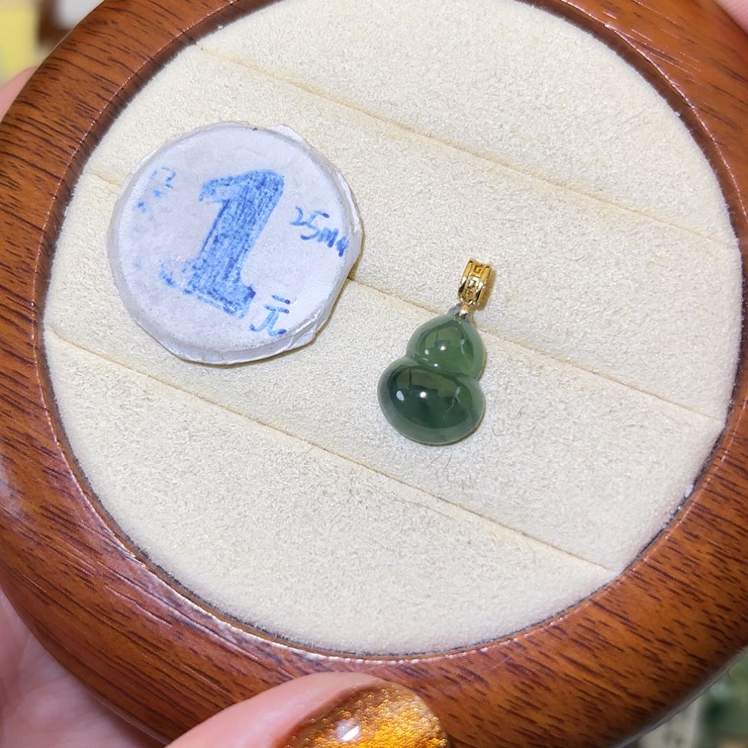 翡翠18K金镶嵌颈饰葫芦