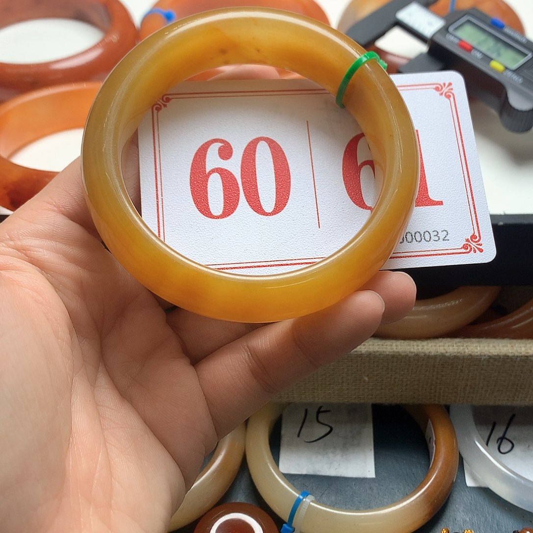 未镶嵌石英质玉（黄龙玉）手镯花*了