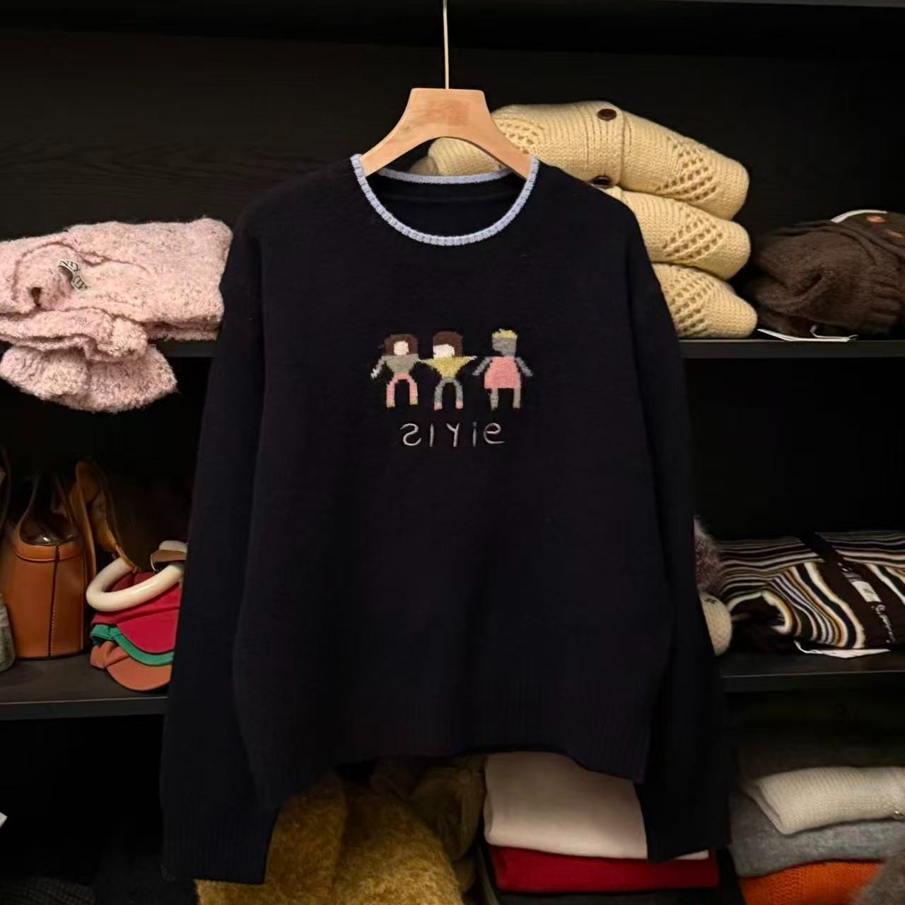 T3075「可爱小人偶」卡通彩色字母 撞色领套头保暖毛衣