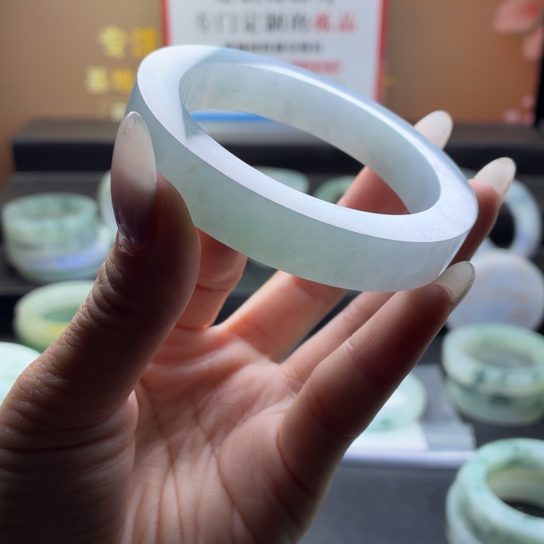 奔***牛定制翡翠未镶嵌翡翠手镯