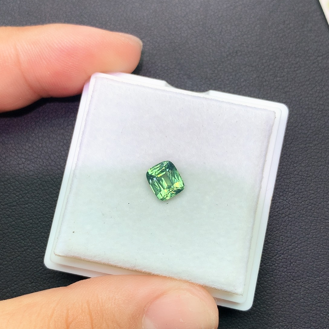 未镶嵌天然锆石天然无烧水鸭绿锆石裸石福利1.6ct
