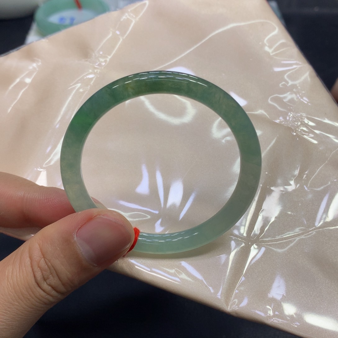 翡翠手镯未镶嵌翡翠手镯