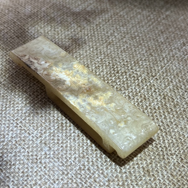 兽面纹云气纹玉剑饰