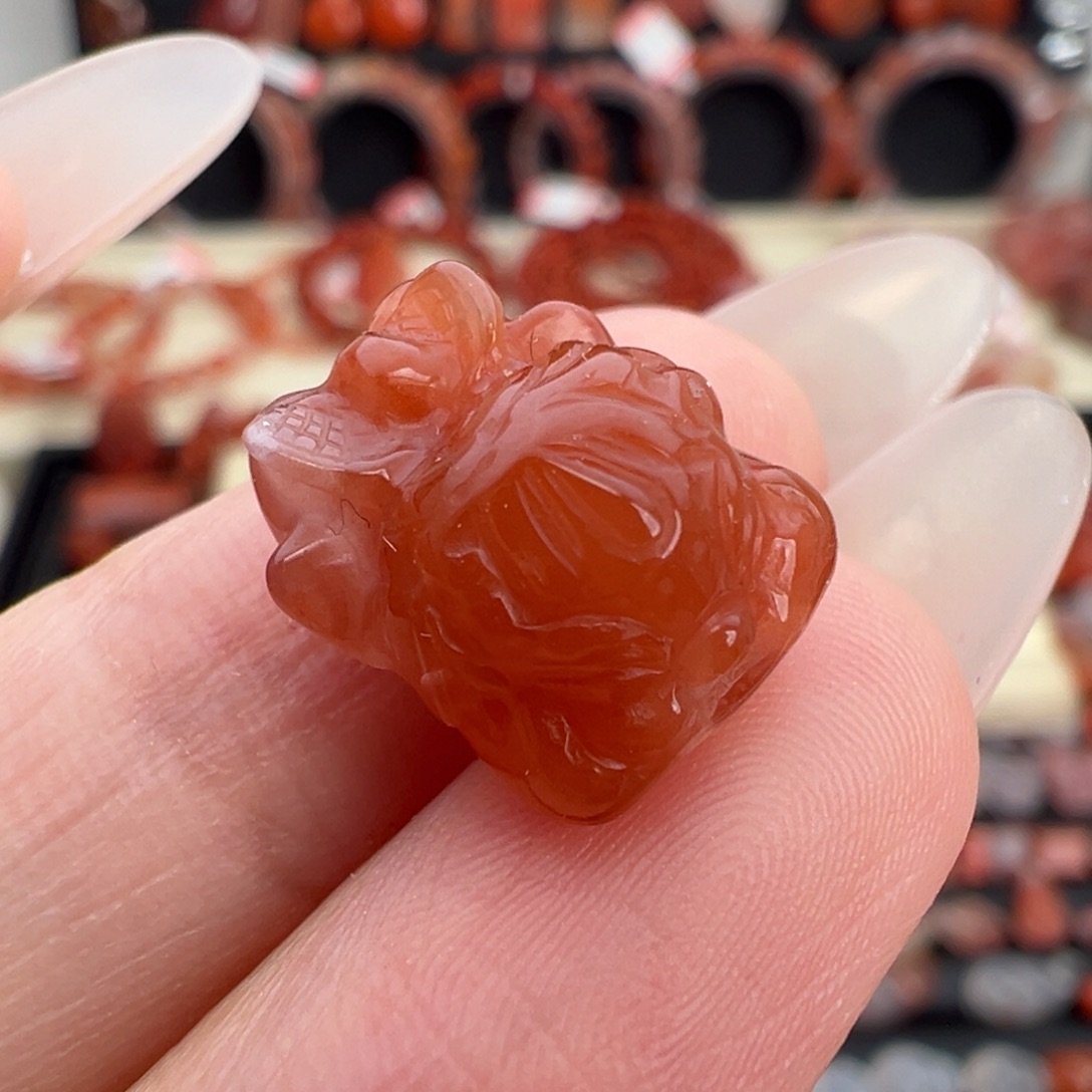 南红玛瑙未镶嵌颈饰飞天貔貅