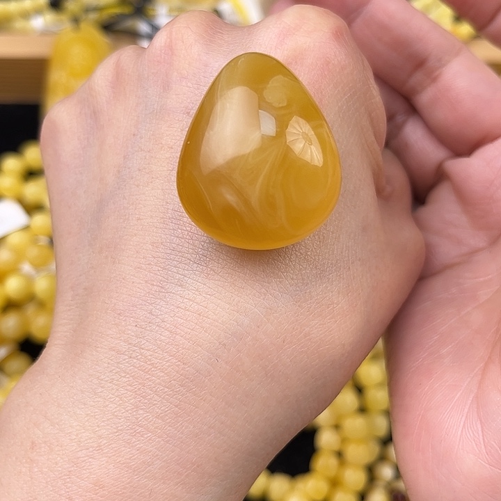 琥珀未镶嵌颈饰琥珀