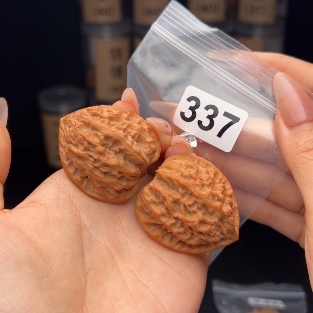 一***冰文玩核桃吊坠金牛