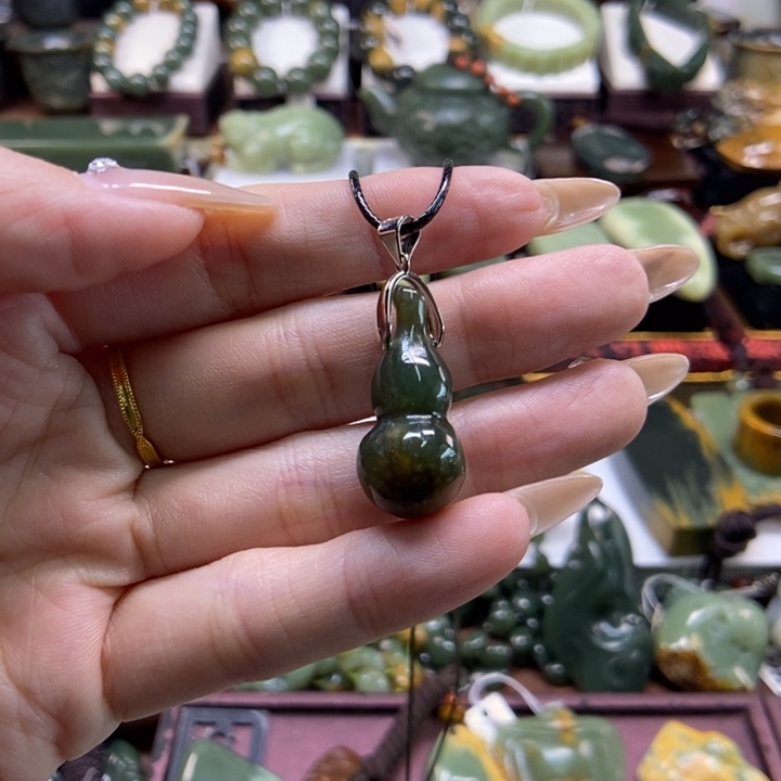 颈饰未镶嵌岫岩河磨玉（透闪石质玉）天****)