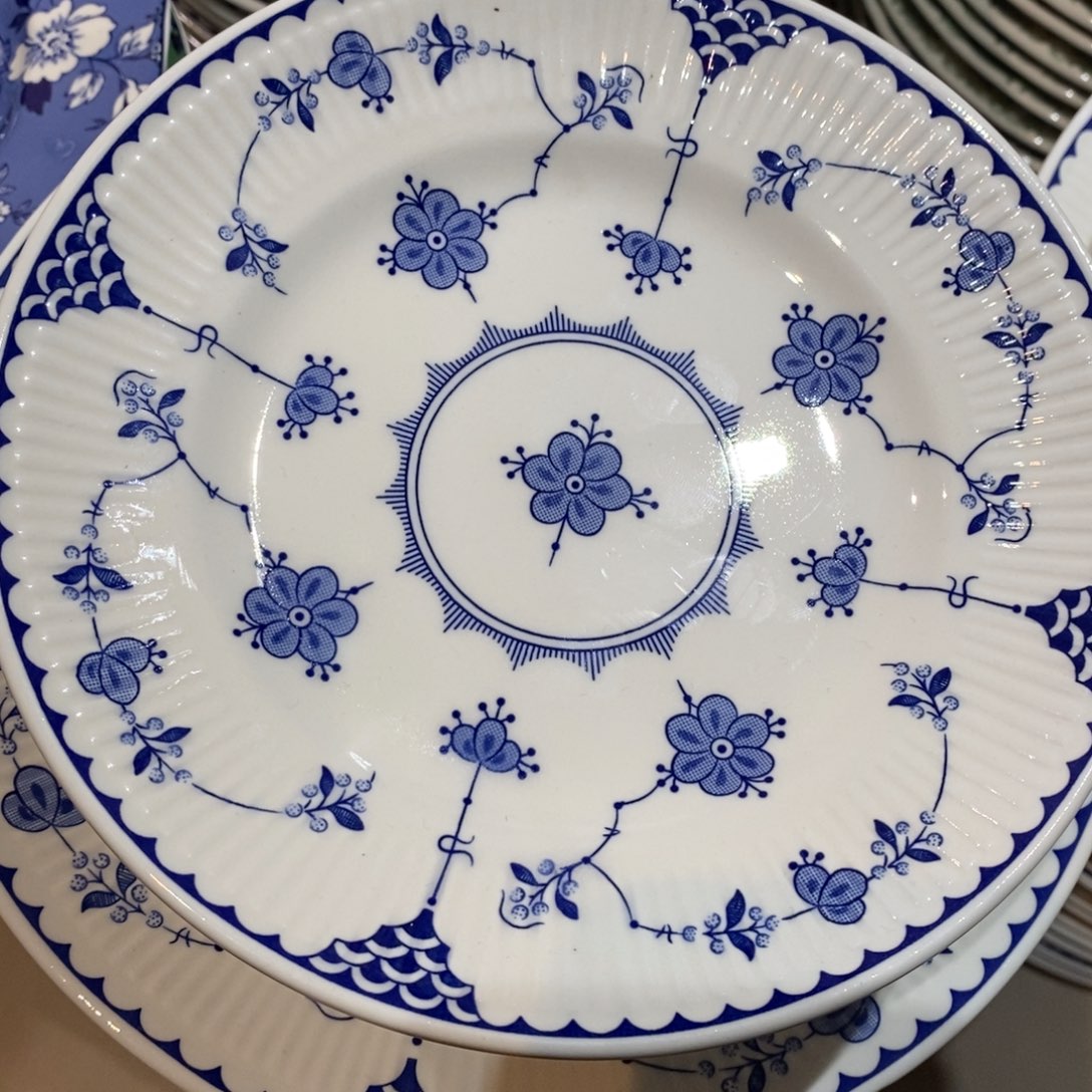 瓷微瑕唐草7寸平盘