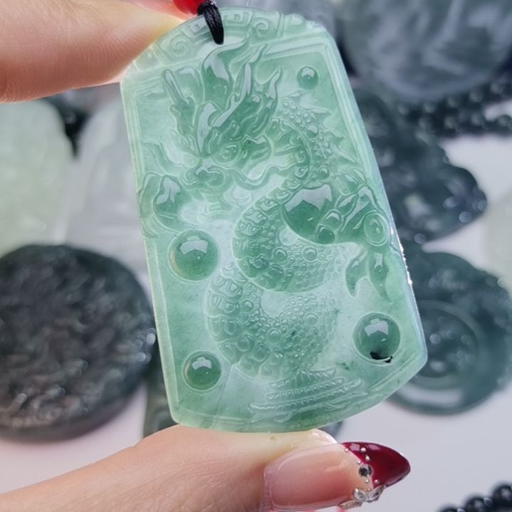 翡翠颈饰未镶嵌天然的A货翡翠