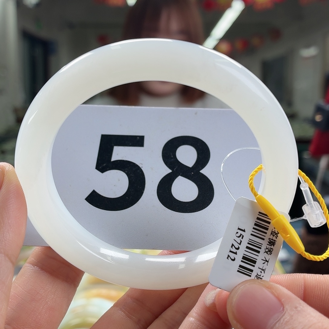 和田玉未镶嵌手镯微纹