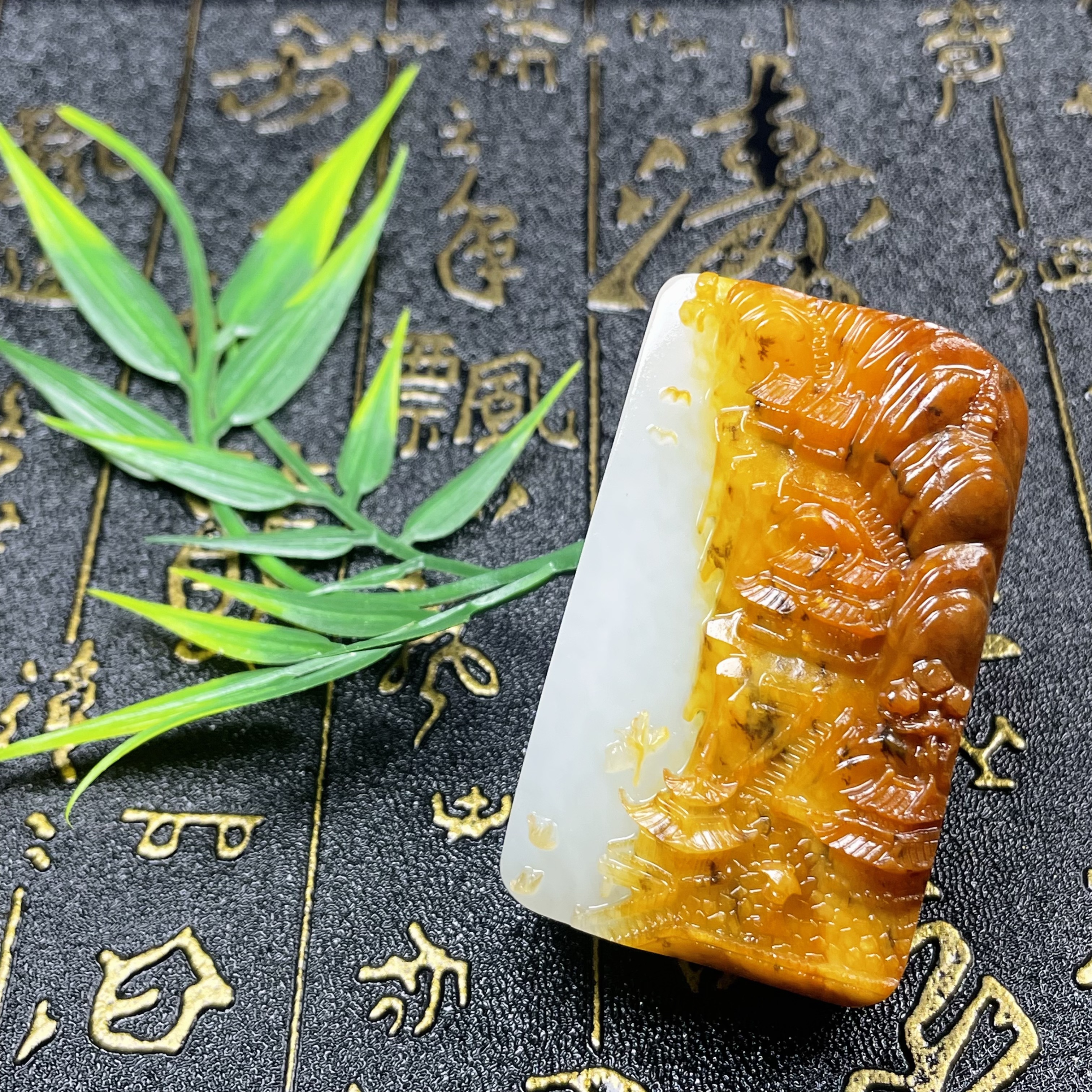 玉雕大师作品安居乐业 新疆和田玉挂件 全黄沁皮白玉