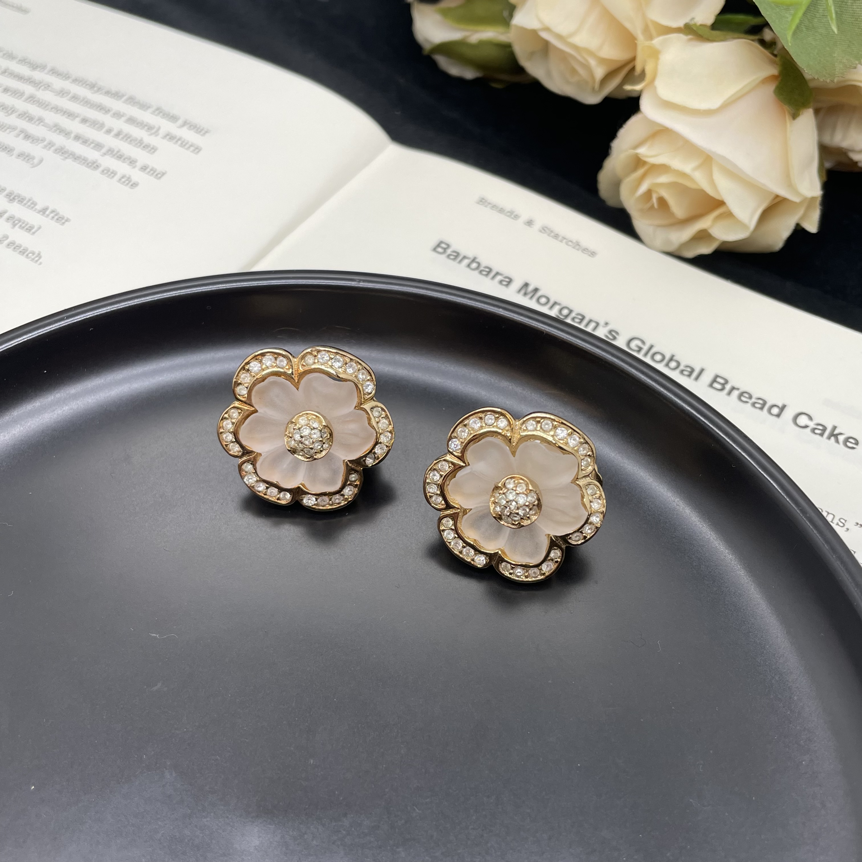 95新 DIOR/迪奥 浅粉色樱花耳夹/d06490
