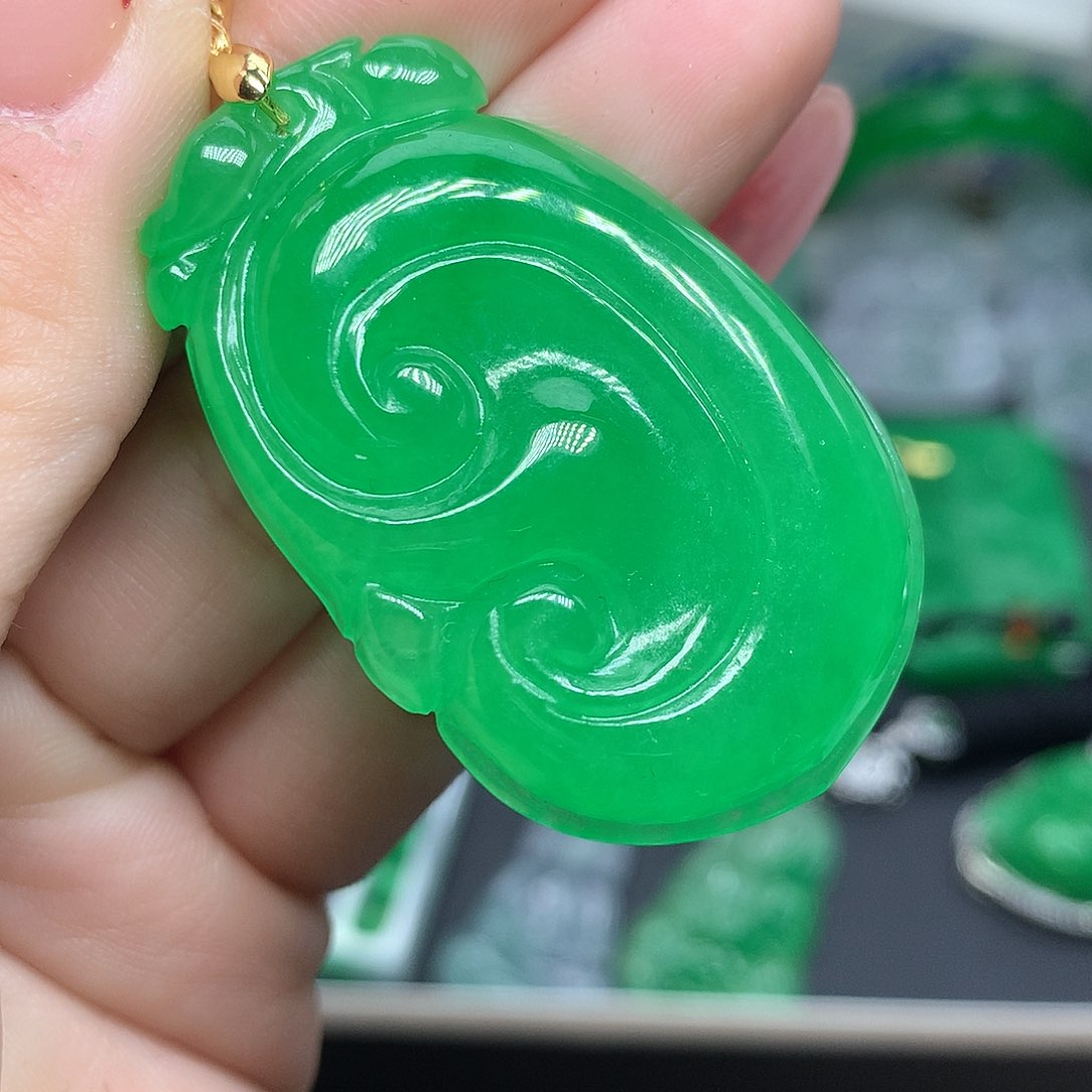 翡翠吊坠(赠链)未镶嵌